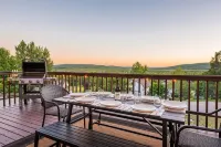 Modern Cabin-Comm Pool-Mtn Views-Private Hot Tub-Game Room-Family & Pet-Friendly - Feriehus