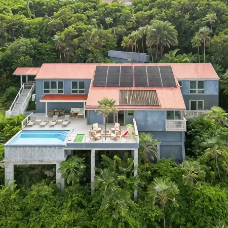 Gorgeous 5-BDRM Villa Maxine- Located on Famous Peterborg- Pool- Oceanside