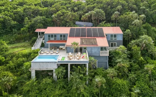 Gorgeous 5-BDRM Villa Maxine- Located on Famous Peterborg- Pool- Oceanside