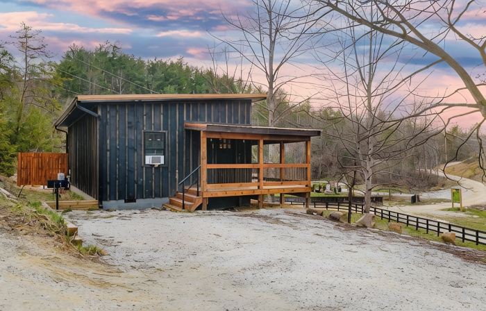 Cozy Hiker’s Retreat with Relaxing Hot Tub.