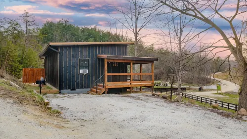 Cozy Hiker’s Retreat with Relaxing Hot Tub. - 3-Star