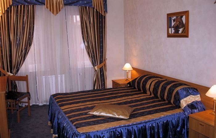 Chetyire Koronyi Hotel