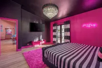 Dollhouse Daydream Barbie-inspired, Spacious 5-bedroom house with heated pool - 4-Star