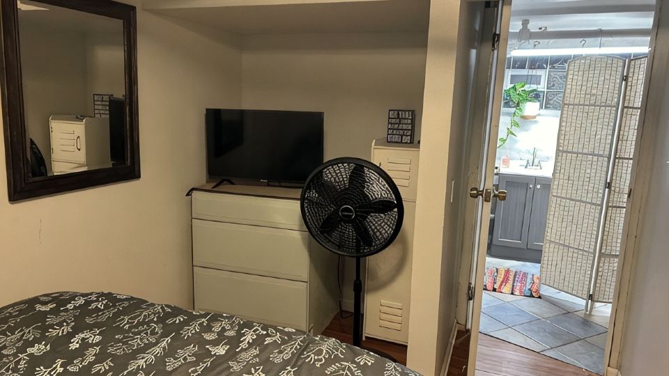 Pet Friendly-Cozy 1-Bedroom Apartment Just 6 Minutes Drive to Morton Arboretum