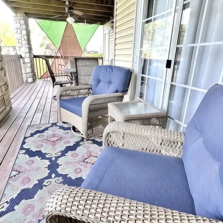 Next To SDC & Table Rock Lake. 20ft Patio. King Master 2BR 2BA.Full Size Kitchen
