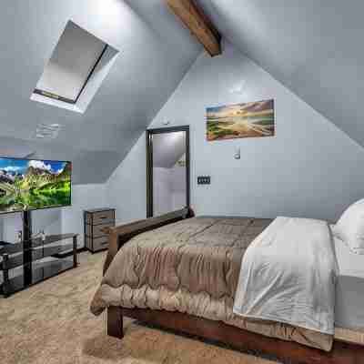 Family-Friendly 6-bedroom house in Charming Buffalo with WiFi, AC Rooms