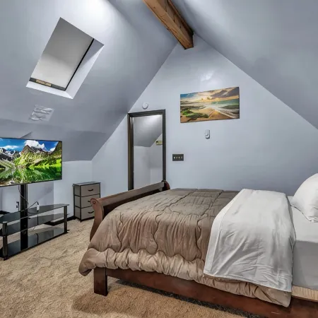 Family-Friendly 6-bedroom house in Charming Buffalo with WiFi, AC