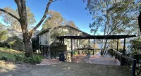 Absolute lake front - lie in bed & listen to the fish jump!
