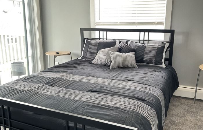 Easy Summer Living - Park the Car & Relax! Walk to Shops, Dining & the Lake