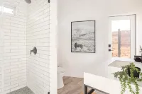 Romantic Stargazing Retreat in Nature w/ Hot Tub, Sauna + Outdoor Shower - Boutique