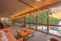 Sleeps 20! Luxe Family Lakehouse! No Steps to Water! EZ Access, Slide, Fast Wifi - 4-Sterne