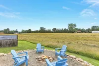 Peaceful Farmhouse Retreat: Hot Tub & Country Side Views. Pets Welcome! Near Avl - Wifi