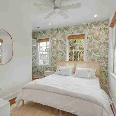 The Philip's Suite, newly renovated 3 Bed/3 EnSuite Bath, 1 Block to King Rooms