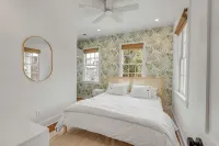 The Philip's Suite, newly renovated 3 Bed/3 EnSuite Bath, 1 Block to King - Condos