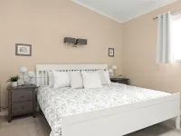 Oceanfront Inn:  Dock, Beach Access, & Free Kayaks! Hotels in Sooke