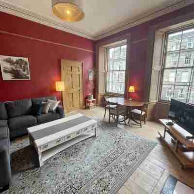 Fantastic city centre location - Spacious 3 bedroom apartment Others