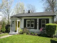 Luxury 1835 Cottage. Right in Historic Centre Near Shaw Theatre. Private Parking