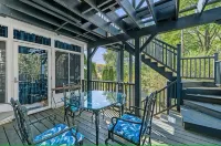 3BR Oceanview Townhouse on Boulevard I Walk to downtown l Sleeps 8 - Balcony