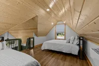 TreeHouse, Hot Tub, Wooded Views, Near Lake