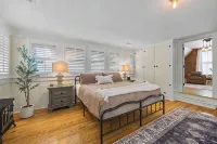 Tower House Inn: Charming 3BD/2.5BA BNB w/Private Parking & Walk to Downtown - 4 stjerner