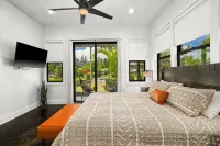 The Lagoon: 4 Bd Home. Pool, Jacuzzi, Waterslide, Home Theater & AC. Sleeps 17 - Private Pool