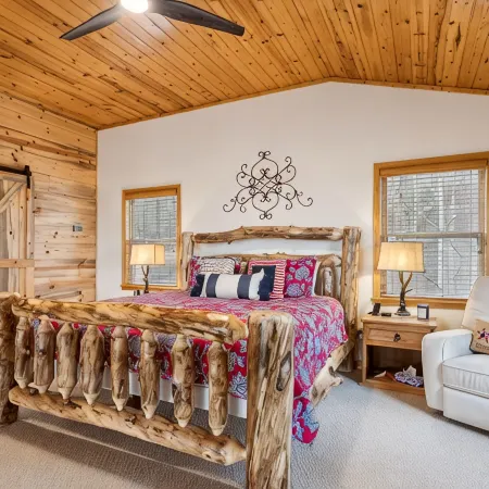 Private Mountain Cabin Retreat 1.5 acres, Amazing Views, Hot Tub, STARLINK Wifi Hotels in Notla