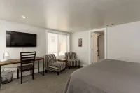 Westside Cottage │Fenced Yards │Hot Tub │One Block to Galveston │Guest Favorite - 4-نجوم