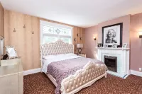 Swing Garden Retreat w/ Fire Pit & Pergola/Sleeps 16 Comfortably - Boutique