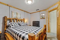 Log Cabin, Utk/Neyland, Smokies, 16Acres, FP, HotTub, GameRoom,Fishing,Golf,Pets