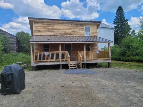 Custom Built Tiny Home/Cabin in Jackman with Direct Trail Access on Powersports - Homestays
