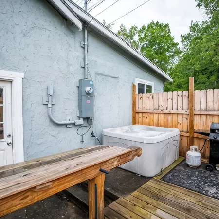 Cool cabin in Fayetteville 1 mile from downtown, Hot Tub