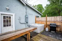 Cool cabin in Fayetteville 1 mile from downtown, Hot Tub - 샬레 호텔