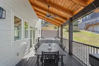 Majestic · Lux Lake View Retreat Sleeps 12, Theater, Hot Tub - 4 Yıldız