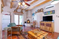 Walk to Plaza From 2/2 Adobe bungalow - 4 Yıldız