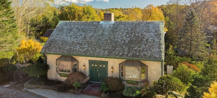 Luxe Cape Cod Farmhouse. Walk to Ellis Landing Beach! Hotels in Brewster
