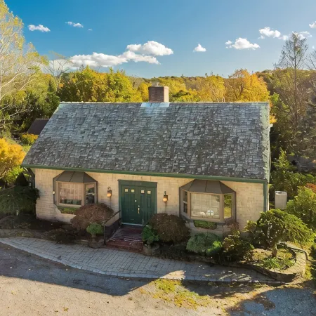Luxe Cape Cod Farmhouse. Walk to Ellis Landing Beach!
