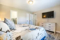 NEW! Fully stocked luxury home 5 min to I-65/I-72. - 3성급