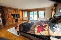 11 Beds Sleeps 20+. Pets OK. 4 Bedrooms/Bonus Sleeping Room/Bunk House. 40 Acres - Homestays