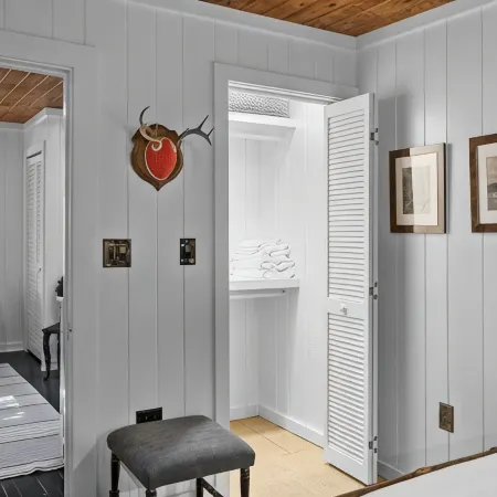FLY LAKE- A Modern Mirror Lake Cottage