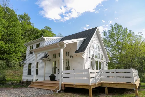 Roxbury Private 3Br w/ Fire-Pit, Sweeping Mt Views- 5 Wooded Acres. Near Skiing! - 4 tähden