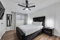 Ultimate Comfort & Modern Elegance in our Renovated Pool House with Hot Tub - Private Pools