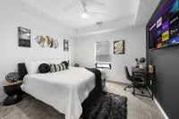 Contemporary-3 Bedroom-Rooftop in the Heart of Downtown Conroe - Homestays