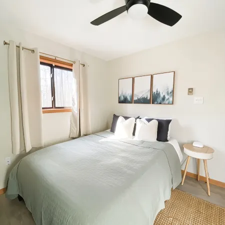 Cozy Modern Chalet, Family Friendly, Fire Pit! 5 minutes from beaches and pools