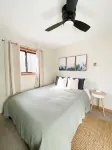 Cozy Modern Chalet, Family Friendly, Fire Pit! 5 minutes from beaches and pools - 샬레 호텔