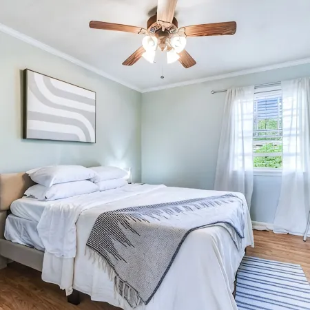 LALALAND -2 master suites, king bed, comfort & location “No chores” at checkout