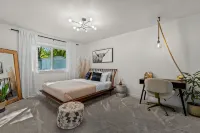 White Guesthouse with a Pool - 홈스테이