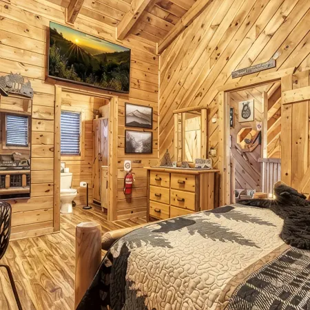 Storybook Bear Cabin Near Dollywood • 2Br + Kids Loft • Hot Tub • Resort Pool