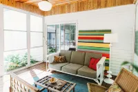 Charming Cottage w/ HOT TUB - 5 Min from LAKE MICHIGAN! - 4 stjerner