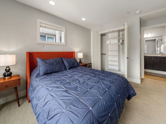 Stylish Queen Anne townhouse with rooftop deck, secure parking, walk score 94!