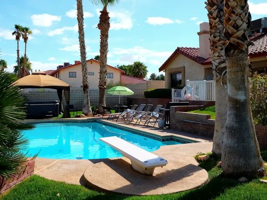 Vintage Vegas Oasis: Pool & Spa, 15 mins to Strip